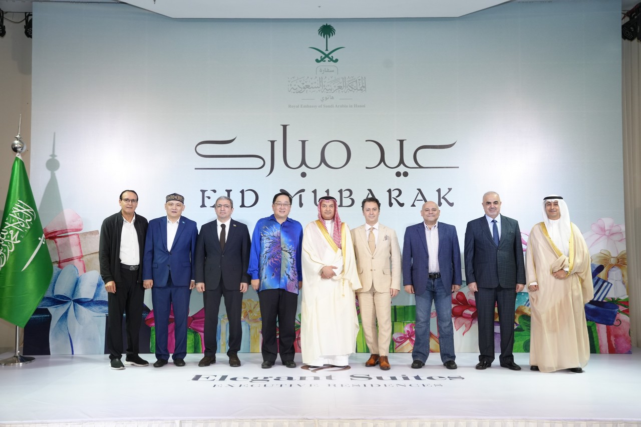 The Embassy of the Kingdom of Saudi Arabia in Vietnam, in coordination with the embassies of several Arab and Muslim countries in Vietnam such as Kuwait, Libya, Pakistan, Indonesia, and Malaysia, organized the Eid al-Fitr celebration. (Photo: Embassy of the Kingdom of Saudi Arabia in Vietnam) The Embassy of the Kingdom of Saudi Arabia in Vietnam, in coordination with the embassies of several Arab and Muslim countries in Vietnam such as Kuwait, Libya, Pakistan, Indonesia, and Malaysia, organized the Eid al-Fitr celebration. (Photo: Embassy of the Kingdom of Saudi Arabia in Vietnam)
