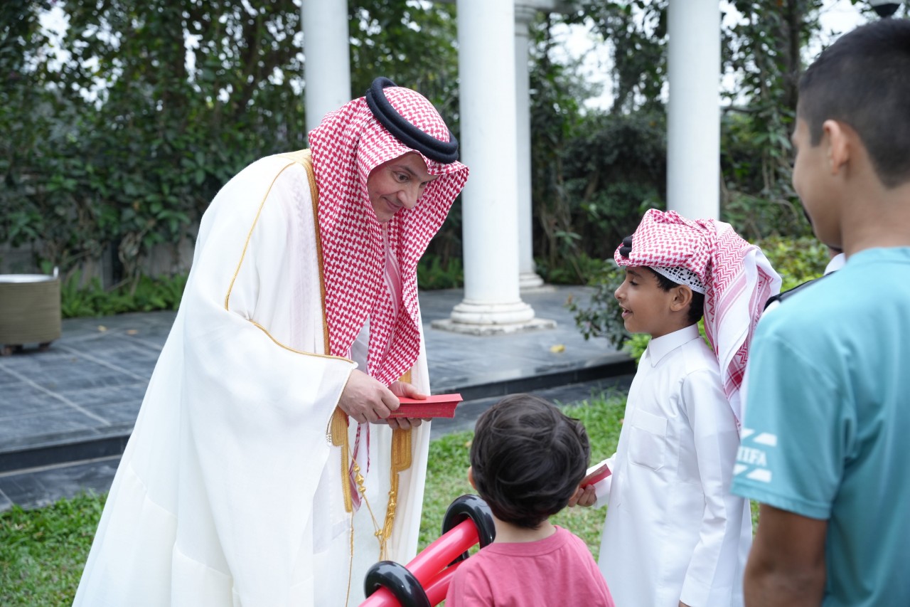 The Ambassador of the Kingdom of Saudi Arabia in Vietnam presents gifts to children attending the event. (Photo: Embassy of the Kingdom of Saudi Arabia in Vietnam) The Ambassador of the Kingdom of Saudi Arabia in Vietnam presents gifts to children attending the event. (Photo: Embassy of the Kingdom of Saudi Arabia in Vietnam)
