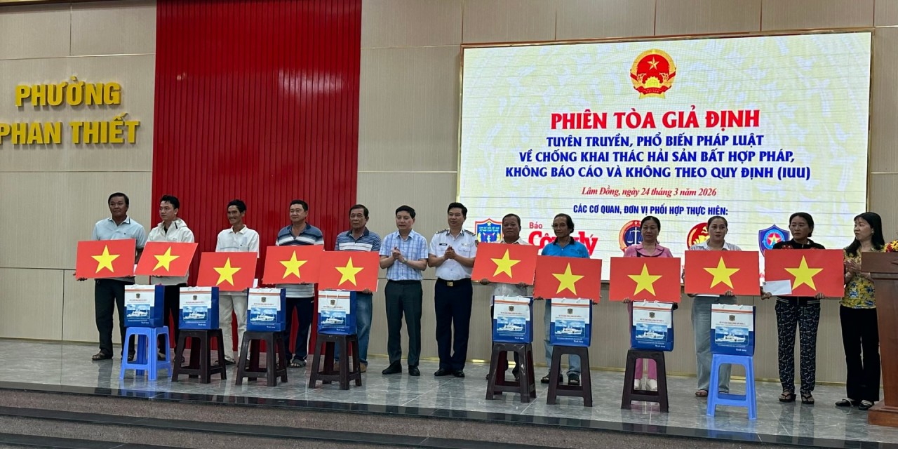 The organizing committee presents national flags and gifts to fishermen from policy beneficiary families and those in difficult circumstances (Photo: Lam Dong Newspaper)