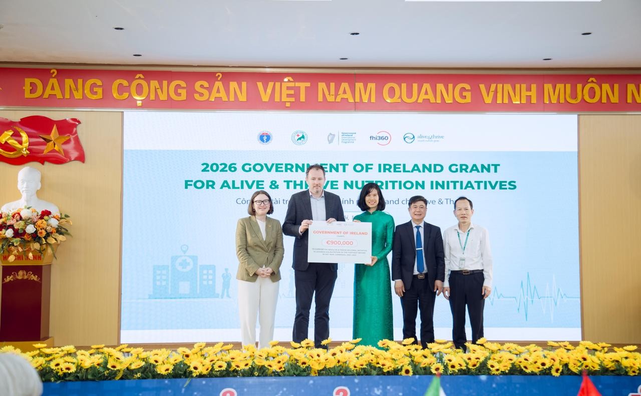 Minister of State Charlie McConalogue T.D. announced a grant of €900,000 to expand a programme improving infant and young child nutrition in Vietnam, Cambodia and Laos, in partnership with Alive & Thrive during a visit to Duc Giang General Hospital.