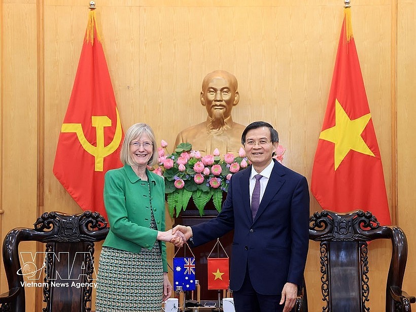 Associate Professor Dr Doan Minh Huan (R), Politburo member and President of the Ho Chi Minh National Academy of Politics, and Australian Ambassador Gillian Bird in Hanoi on April 1. (Photo: VNA) Associate Professor Dr Doan Minh Huan (R), Politburo member and President of the Ho Chi Minh National Academy of Politics, and Australian Ambassador Gillian Bird in Hanoi on April 1. (Photo: VNA)