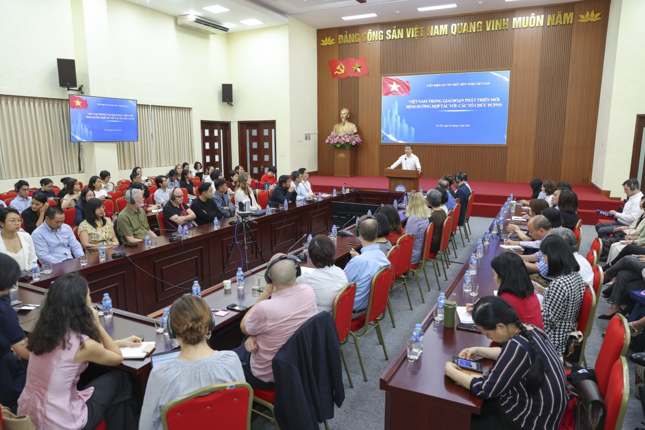 The 2026 Information Sharing Conference with foreign NGOs. (Photo: Dinh Hoa)
