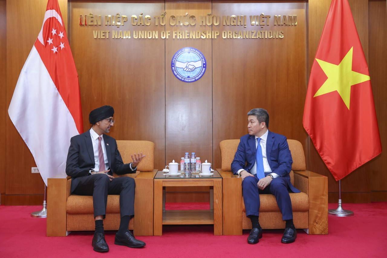 President of the Vietnam Union of Friendship Organizations Phan Anh Sơn (right) receives Ambassador Extraordinary and Plenipotentiary of the Republic of Singapore to Vietnam Rajpal Singh. (Photo: Đinh Hòa) President of the Vietnam Union of Friendship Organizations Phan Anh Sơn (right) receives Ambassador Extraordinary and Plenipotentiary of the Republic of Singapore to Vietnam Rajpal Singh. (Photo: Đinh Hòa)