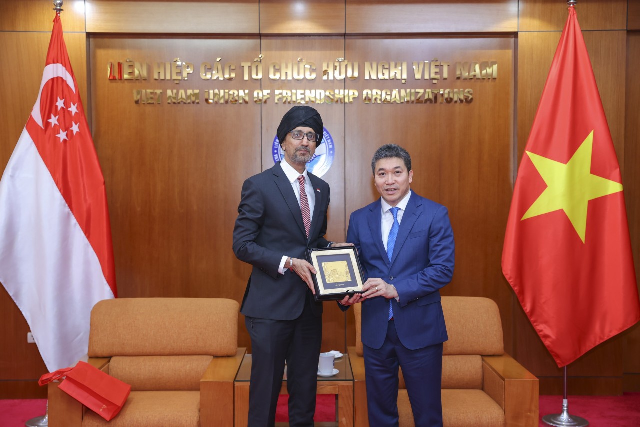 Ambassador Extraordinary and Plenipotentiary of the Republic of Singapore to Vietnam Rajpal Singh (left) presents a souvenir to the Vietnam Union of Friendship Organizations. (Photo: Đinh Hòa) Ambassador Extraordinary and Plenipotentiary of the Republic of Singapore to Vietnam Rajpal Singh (left) presents a souvenir to the Vietnam Union of Friendship Organizations. (Photo: Đinh Hòa)
