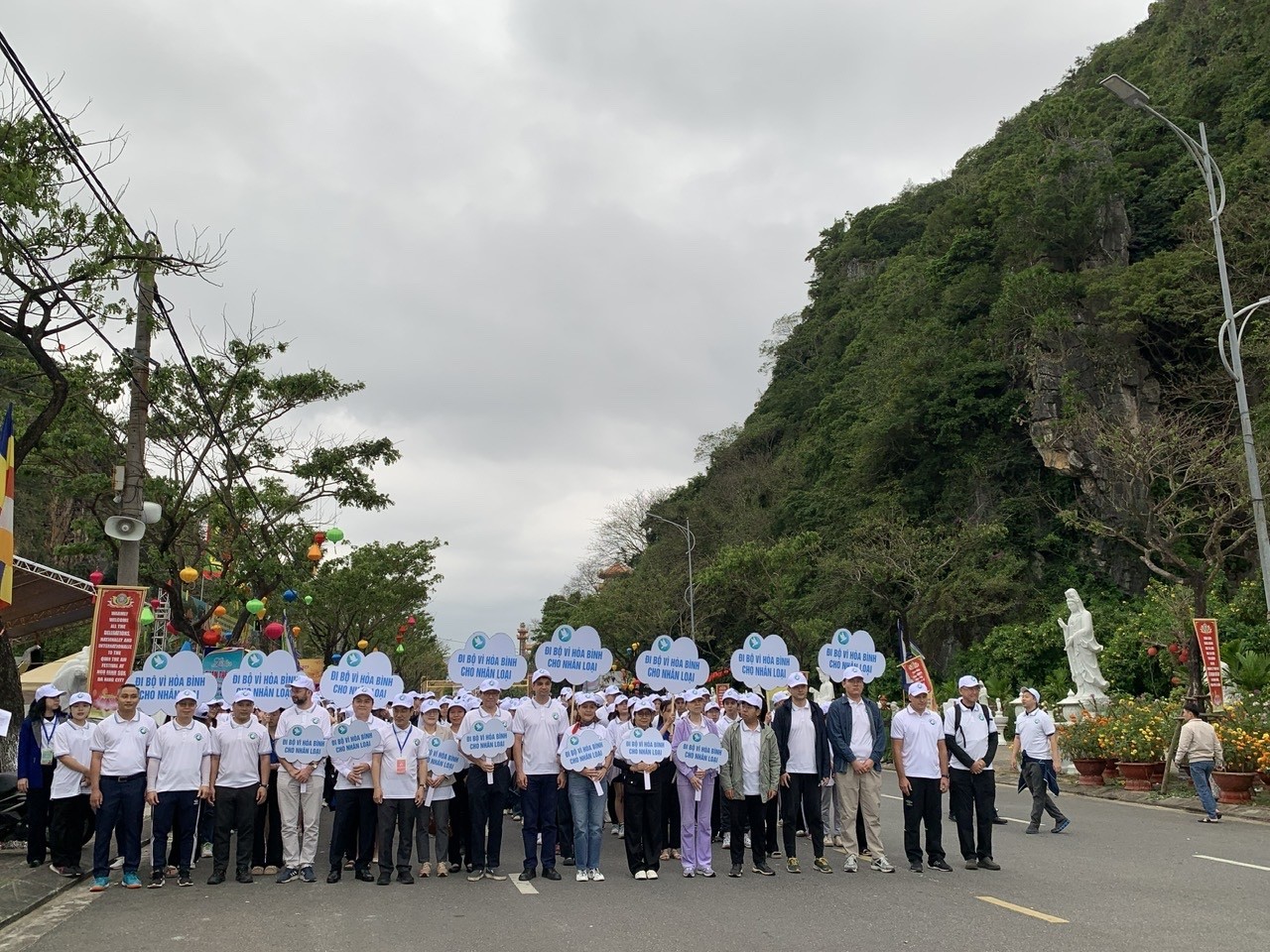 The “Walk for Peace” program within the framework of the 2025 Quan The Am Festival. (Photo: Da Nang Union of Friendship Organizations) The “Walk for Peace” program within the framework of the 2025 Quan The Am Festival. (Photo: Da Nang Union of Friendship Organizations)