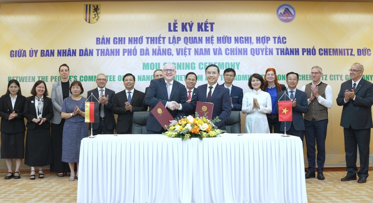 Leaders of the two cities sign a Memorandum of Understanding establishing friendly relations and cooperation. (Photo: Da Nang City Portal) Leaders of the two cities sign a Memorandum of Understanding establishing friendly relations and cooperation. (Photo: Da Nang City Portal)