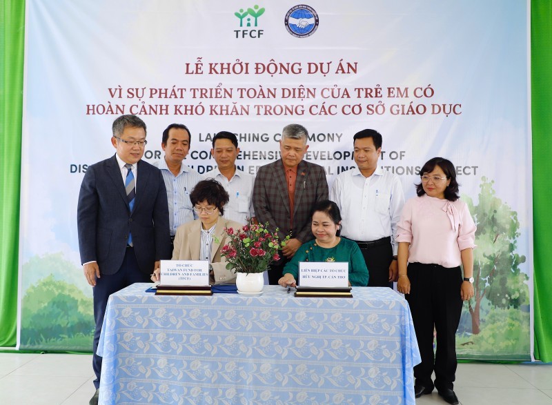 Signing of a cooperation agreement between the Can Tho Union of Friendship Organizations and TFCF. (Photo: HV) Signing of a cooperation agreement between the Can Tho Union of Friendship Organizations and TFCF. (Photo: HV)