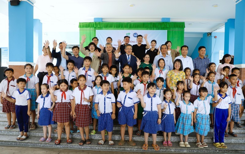 Delegates took commemorative photos with the students. (Photo: HV) Delegates took commemorative photos with the students. (Photo: HV)