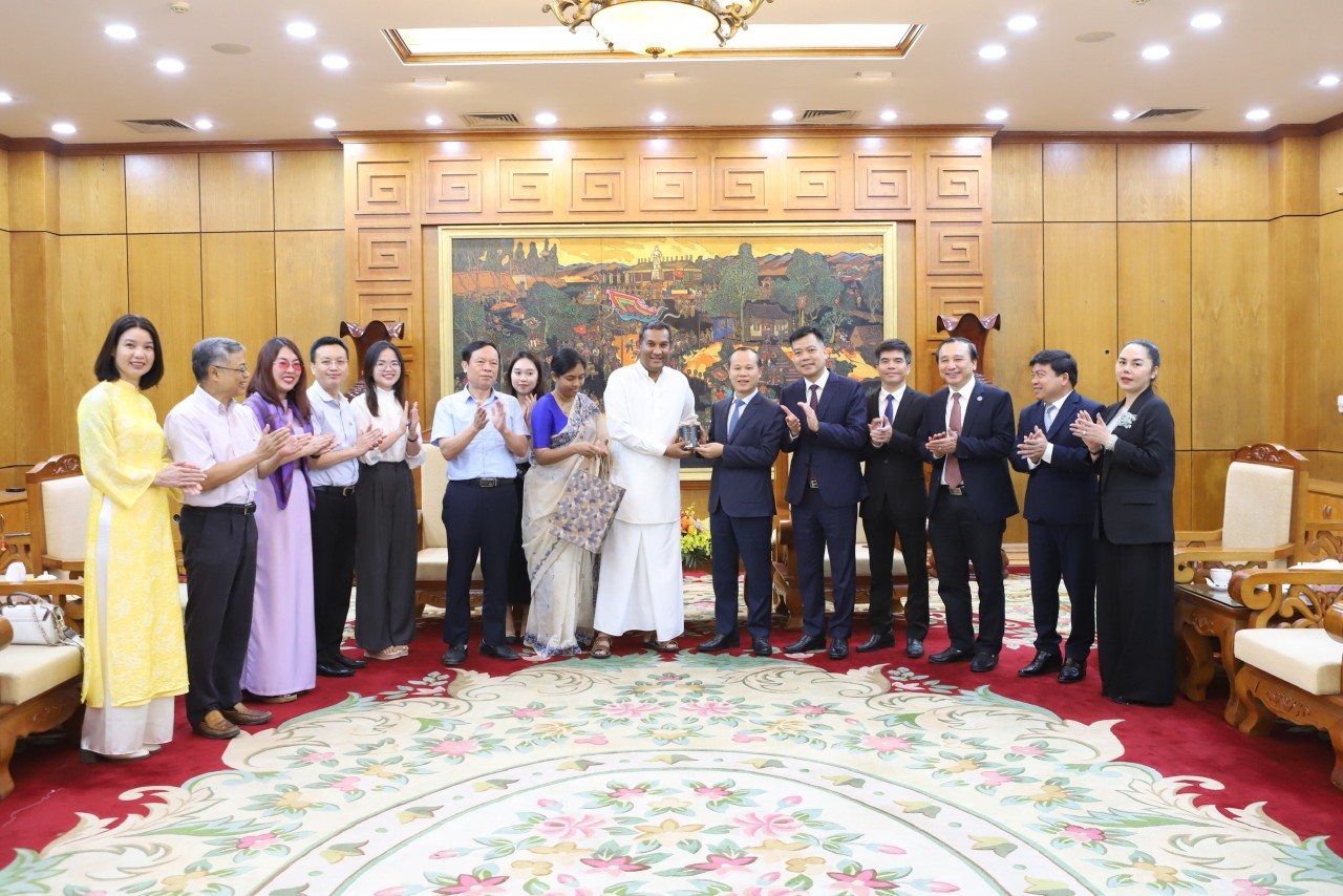 Mai Son, Standing Vice Chairman of the Bac Ninh Provincial People’s Committee (6th from right), received Sri Lanka’s Ambassador Extraordinary and Plenipotentiary to Viet Nam Poshitha Perera (7th from right). (Photo: Pham Ha) Mai Son, Standing Vice Chairman of the Bac Ninh Provincial People’s Committee (6th from right), received Sri Lanka’s Ambassador Extraordinary and Plenipotentiary to Viet Nam Poshitha Perera (7th from right). (Photo: Pham Ha)