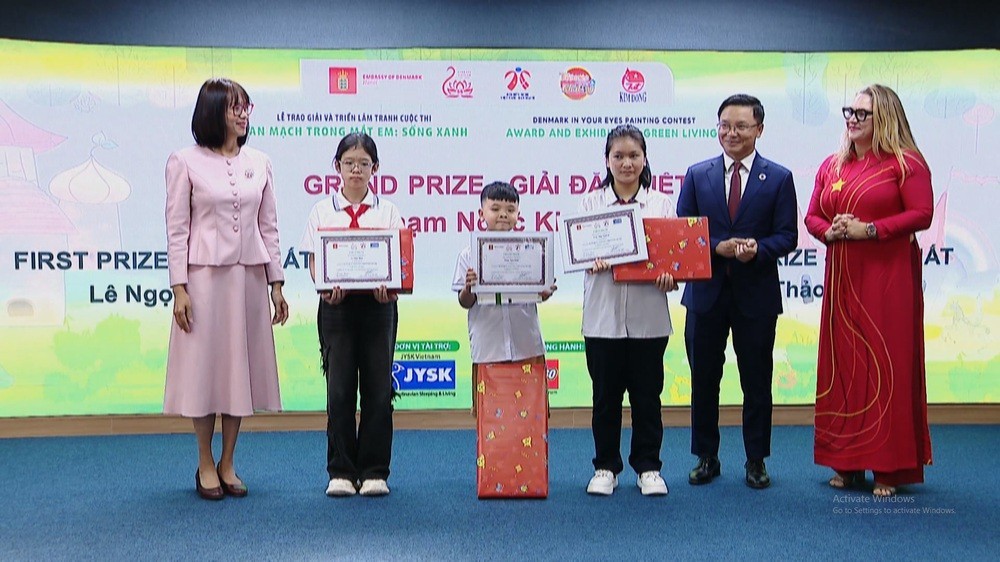 The Organizing Committee awarded 1 Special Prize and 2 First Prizes to students with outstanding works. (Photo: Bao Ngoc). The Organizing Committee awarded 1 Special Prize and 2 First Prizes to students with outstanding works. (Photo: Bao Ngoc).