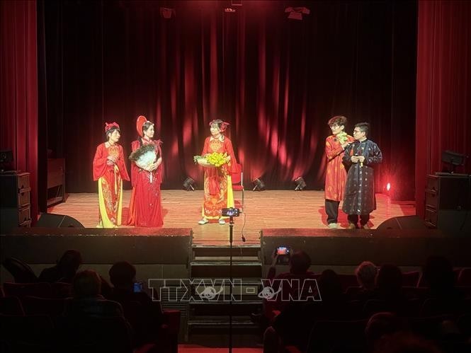 “Homeland Chorus” - a choir of the Vietnamese community in France - particularly captivated the audience with the play “Meeting in the Human World.” (Photo: Huu Chien/VNA correspondent in France). 