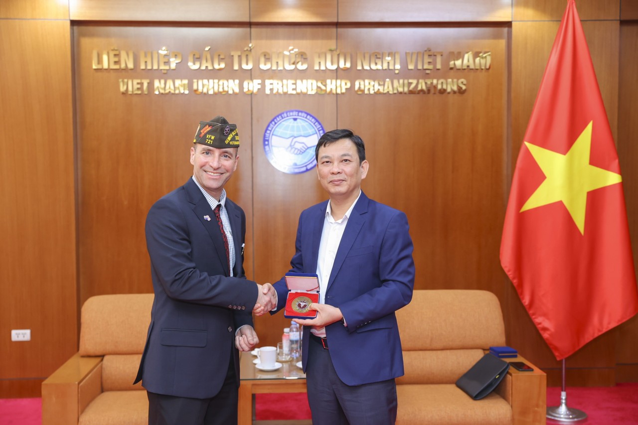 Senior Vice Commander-in-Chief Cory Geisler (left) presents a souvenir to the Vietnam Union of Friendship Organizations. (Photo: Dinh Hoa) Senior Vice Commander-in-Chief Cory Geisler (left) presents a souvenir to the Vietnam Union of Friendship Organizations. (Photo: Dinh Hoa)