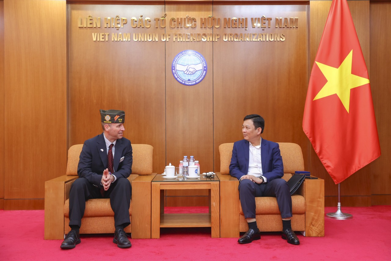 Vice President of the Vietnam Union of Friendship Organizations Dong Huy Cuong (right) receives Cory Geisler, Senior Vice Commander-in-Chief of the Veterans of Foreign Wars of the United States (VFW). (Photo: Dinh Hoa) Vice President of the Vietnam Union of Friendship Organizations Dong Huy Cuong (right) receives Cory Geisler, Senior Vice Commander-in-Chief of the Veterans of Foreign Wars of the United States (VFW). (Photo: Dinh Hoa)