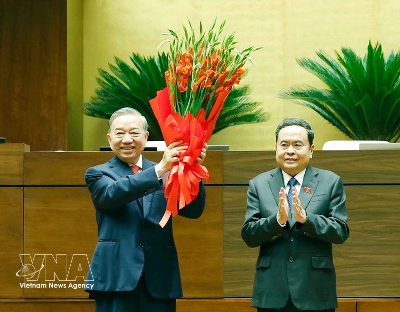 National Assembly Chairman Tran Thanh Man (R), on behalf of the Party and State leaders and deputies of the 16th National Assembly, presents flowers to congratulate Party General Secretary and State President To Lam. (Photo: VNA) National Assembly Chairman Tran Thanh Man (R), on behalf of the Party and State leaders and deputies of the 16th National Assembly, presents flowers to congratulate Party General Secretary and State President To Lam. (Photo: VNA)