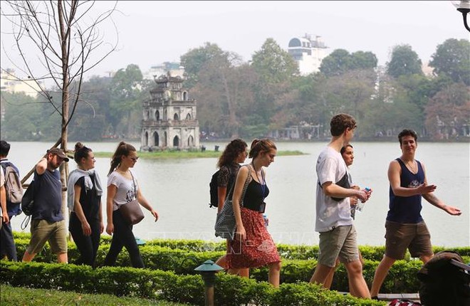Foreign tourists at Hoan Kiem Lake in Hanoi (Photo: VNA) Foreign tourists at Hoan Kiem Lake in Hanoi (Photo: VNA)