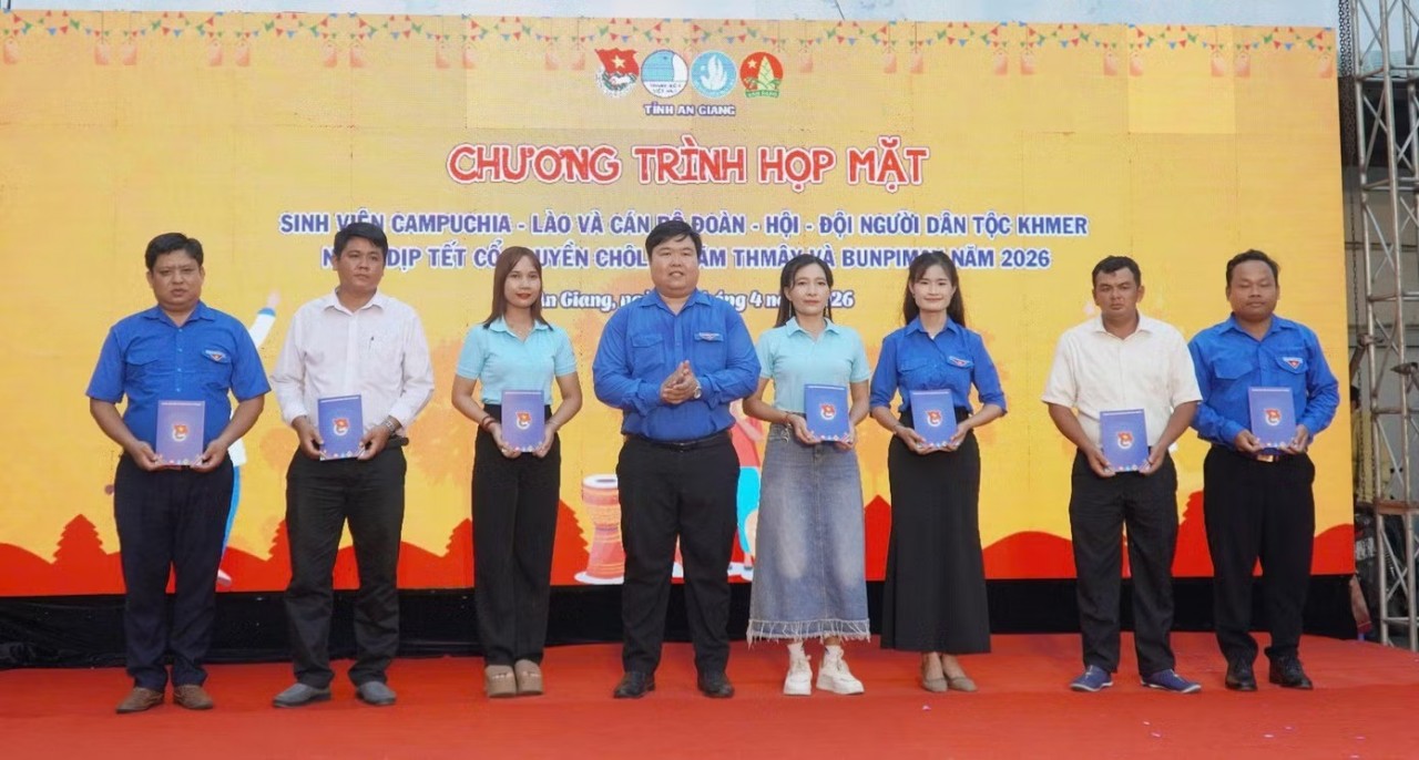 In An Giang, according to Tien Phong newspaper, on April 9, the Provincial Youth Union organized a meeting for Lao and Cambodian students and Khmer Youth Union members. Lao and Cambodian students received gifts at the gathering. The An Giang Provincial Youth Union presented gifts to Lao and Cambodian students at the event. (Photo: Tien Phong) Pham Huu Khuyen, Deputy Secretary of the Provincial Youth Union, stated that in recent years, local authorities and sectors have implemented numerous activities to support both the material and spiritual well-being of international students and Khmer ethnic youth. These include cultural exchanges among Kinh, Cham, Hoa, and Khmer communities, as well as social welfare programs, contributing to a cohesive and compassionate learning environment. As a result, Lao and Cambodian students can focus on their studies, acquire knowledge and skills, and later return to contribute to their home countries, becoming “bridges” that strengthen ties among the three nations. On this occasion, many Lao and Cambodian students with outstanding academic achievements, as well as Khmer Youth Union members with notable contributions to youth activities, were presented with gifts. Phommala Vanthakone, a representative of Lao and Cambodian students studying at An Giang University, shared that although they initially faced many challenges adapting to life in Vietnam, the support and care from provincial leaders, teachers, and peers helped them gain confidence. “We not only take home knowledge but also carry with us warm memories of the people of An Giang,” she said, affirming their determination to become “small bridges” fostering friendship. On the same day in Thanh Hoa, Hong Duc University organized a Bunpimay celebration for 109 Lao students. Delegates and Lao students performed traditional Bunpimay rituals of the Lao People’s Democratic Republic. Delegates and Lao students at Hong Duc University participated in Bunpimay rituals. (Photo: Hong Duc University) Vice Rector Ngo Chi Thanh extended New Year greetings and affirmed that the university always creates favorable conditions for students to study and train in a friendly and safe environment. Representatives of local authorities and the Vietnam–Laos Friendship Association of Thanh Hoa Province highly appreciated the university’s support, noting that Bunpimay is not only a traditional festival but also a vivid symbol of the special friendship and solidarity between the two countries. The students expressed their appreciation and committed to striving in their studies to become high-quality human resources for Laos. The program featured various activities, including traditional rituals, cultural performances, cuisine, and Lamvong dance, creating a warm and cohesive atmosphere. A cultural performance by Lao students A performance by Lao students at the University of Science and Education – University of Da Nang. (Photo: Da Nang City Portal) In Da Nang, according to the city’s official portal, nearly 300 Lao students at the University of Science and Education – University of Da Nang celebrated Bunpimay with full traditional rituals such as wrist-tying ceremonies, water splashing, traditional costume presentations, and folk performances. These activities helped ease homesickness and enabled students to gradually adapt and consider the place their second home. University leaders affirmed their continued support in creating favorable conditions for international students to focus on their studies, while a representative of the Lao Consulate General in Da Nang highly appreciated these efforts, noting that the students themselves serve as “ambassadors” contributing to strengthening bilateral relations. In An Giang, according to Tien Phong newspaper, on April 9, the Provincial Youth Union organized a meeting for Lao and Cambodian students and Khmer Youth Union members. Lao and Cambodian students received gifts at the gathering. The An Giang Provincial Youth Union presented gifts to Lao and Cambodian students at the event. (Photo: Tien Phong) Pham Huu Khuyen, Deputy Secretary of the Provincial Youth Union, stated that in recent years, local authorities and sectors have implemented numerous activities to support both the material and spiritual well-being of international students and Khmer ethnic youth. These include cultural exchanges among Kinh, Cham, Hoa, and Khmer communities, as well as social welfare programs, contributing to a cohesive and compassionate learning environment. As a result, Lao and Cambodian students can focus on their studies, acquire knowledge and skills, and later return to contribute to their home countries, becoming “bridges” that strengthen ties among the three nations. On this occasion, many Lao and Cambodian students with outstanding academic achievements, as well as Khmer Youth Union members with notable contributions to youth activities, were presented with gifts. Phommala Vanthakone, a representative of Lao and Cambodian students studying at An Giang University, shared that although they initially faced many challenges adapting to life in Vietnam, the support and care from provincial leaders, teachers, and peers helped them gain confidence. “We not only take home knowledge but also carry with us warm memories of the people of An Giang,” she said, affirming their determination to become “small bridges” fostering friendship. On the same day in Thanh Hoa, Hong Duc University organized a Bunpimay celebration for 109 Lao students. Delegates and Lao students performed traditional Bunpimay rituals of the Lao People’s Democratic Republic. Delegates and Lao students at Hong Duc University participated in Bunpimay rituals. (Photo: Hong Duc University) Vice Rector Ngo Chi Thanh extended New Year greetings and affirmed that the university always creates favorable conditions for students to study and train in a friendly and safe environment. Representatives of local authorities and the Vietnam–Laos Friendship Association of Thanh Hoa Province highly appreciated the university’s support, noting that Bunpimay is not only a traditional festival but also a vivid symbol of the special friendship and solidarity between the two countries. The students expressed their appreciation and committed to striving in their studies to become high-quality human resources for Laos. The program featured various activities, including traditional rituals, cultural performances, cuisine, and Lamvong dance, creating a warm and cohesive atmosphere. A cultural performance by Lao students A performance by Lao students at the University of Science and Education – University of Da Nang. (Photo: Da Nang City Portal) In Da Nang, according to the city’s official portal, nearly 300 Lao students at the University of Science and Education – University of Da Nang celebrated Bunpimay with full traditional rituals such as wrist-tying ceremonies, water splashing, traditional costume presentations, and folk performances. These activities helped ease homesickness and enabled students to gradually adapt and consider the place their second home. University leaders affirmed their continued support in creating favorable conditions for international students to focus on their studies, while a representative of the Lao Consulate General in Da Nang highly appreciated these efforts, noting that the students themselves serve as “ambassadors” contributing to strengthening bilateral relations.