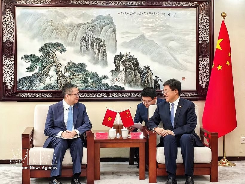 Vietnamese Ambassador to China Pham Thanh Binh (left) and First Secretary of the Communist Youth League of China (CYLC) Central Committee A Dong at their meeting in Beijing on April 12 (Photo: VNA) Vietnamese Ambassador to China Pham Thanh Binh (left) and First Secretary of the Communist Youth League of China (CYLC) Central Committee A Dong at their meeting in Beijing on April 12 (Photo: VNA)