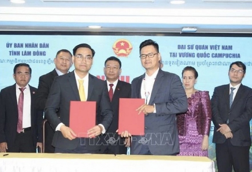 Representatives of Lam Dong and Cambodian businesses sign cooperation documents (Photo: VNA ) Representatives of Lam Dong and Cambodian businesses sign cooperation documents (Photo: VNA )