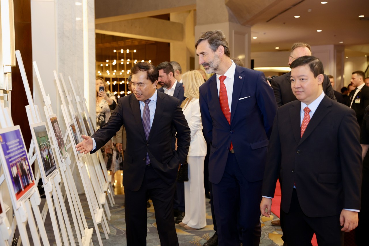 Chairman of the Vietnam–Slovakia Friendship Association Le Quang Hung introduced to Slovak Minister of Foreign and European Affairs Juraj Blanár a collection of photographs on Vietnam–Slovakia friendship displayed at the event. (Photo: Dinh Hoa). Chairman of the Vietnam–Slovakia Friendship Association Le Quang Hung introduced to Slovak Minister of Foreign and European Affairs Juraj Blanár a collection of photographs on Vietnam–Slovakia friendship displayed at the event. (Photo: Dinh Hoa).