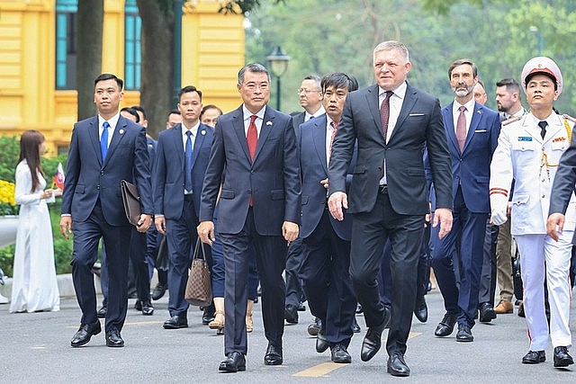 Prime Minister Le Minh Hung and Slovak Prime Minister Robert Fico walk from the Presidential Palace to the Government Headquarters for summit meeting following the official welcome ceremony, Ha Noi, April 13, 2026. Photo: VGP Prime Minister Le Minh Hung and Slovak Prime Minister Robert Fico walk from the Presidential Palace to the Government Headquarters for summit meeting following the official welcome ceremony, Ha Noi, April 13, 2026. Photo: VGP