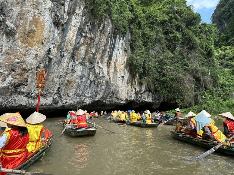 Tourists explore scenic landscapes in Ninh Binh (Photo: VGP/Diep Anh) Tourists explore scenic landscapes in Ninh Binh (Photo: VGP/Diep Anh)