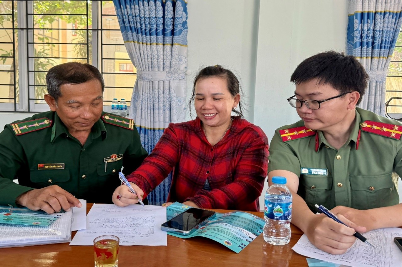 Police of Phu Yen ward, Dak Lak province, coordinate outreach and mobilize fishing vessel owners to sign commitments not to violate IUU fishing regulations. (Photo: Dak Lak Provincial Police) Police of Phu Yen ward, Dak Lak province, coordinate outreach and mobilize fishing vessel owners to sign commitments not to violate IUU fishing regulations. (Photo: Dak Lak Provincial Police)
