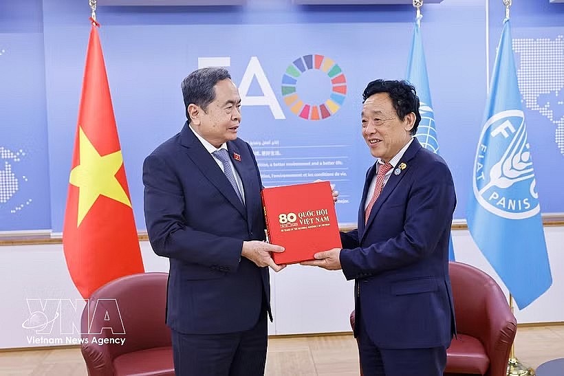 National Assembly Chairman Tran Thanh Man (left) presents the book “80 Years of the Vietnamese National Assembly” to Qu Dongyu, Director-General of the Food and Agriculture Organisation of the United Nations (FAO) at their meeting in Rome on April 14. (Photo: VNA) National Assembly Chairman Tran Thanh Man (left) presents the book “80 Years of the Vietnamese National Assembly” to Qu Dongyu, Director-General of the Food and Agriculture Organisation of the United Nations (FAO) at their meeting in Rome on April 14. (Photo: VNA)