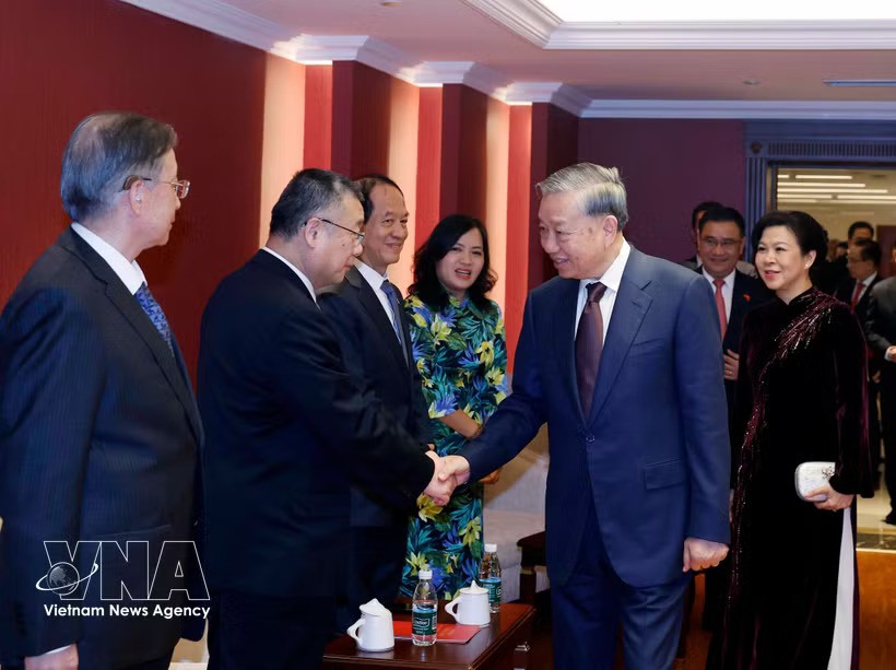 General Secretary of the Communist Party of Vietnam Central Committee and State President To Lam and his spouse Ngo Phuong Ly meet with relatives of Chinese generals, experts and others who had supported Vietnam-China friendship in Beijing on April 15. (Photo: VNA) General Secretary of the Communist Party of Vietnam Central Committee and State President To Lam and his spouse Ngo Phuong Ly meet with relatives of Chinese generals, experts and others who had supported Vietnam-China friendship in Beijing on April 15. (Photo: VNA)