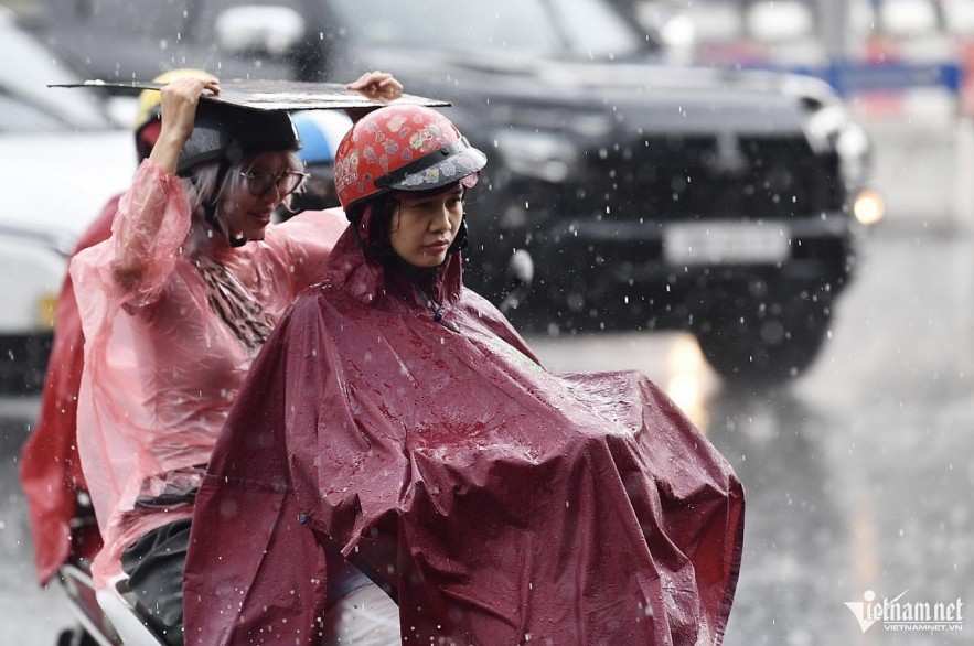 Northern Vietnam is set to face three consecutive waves of thunderstorms, bringing a prolonged spell of cooler weather. Photo illustration: Hoang Minh Northern Vietnam is set to face three consecutive waves of thunderstorms, bringing a prolonged spell of cooler weather. Photo illustration: Hoang Minh