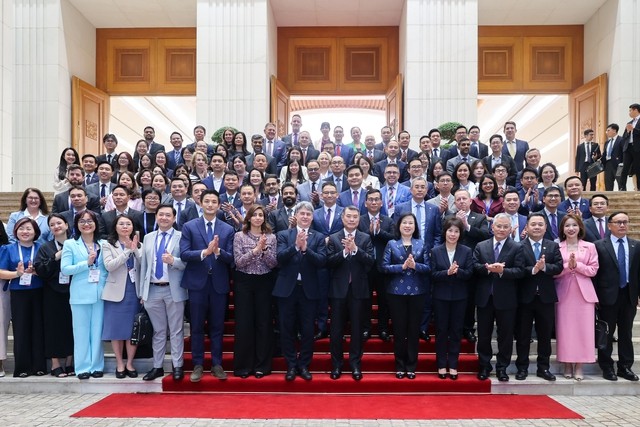 Prime Minister Le Minh Hung, leaders of several Vietnamese ministries and agencies and American business leaders pose for a photo at the Government Office, Ha Noi, April 16, 2026. Photo: VGP Prime Minister Le Minh Hung, leaders of several Vietnamese ministries and agencies and American business leaders pose for a photo at the Government Office, Ha Noi, April 16, 2026. Photo: VGP