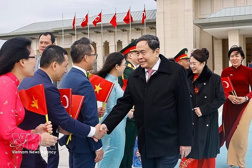 National Assembly Chairman Tran Thanh Man and his spouse Nguyen Thi Thanh Nga at the farewell ceremony at Istanbul Airport, Türkiye. (Photo: VNA) National Assembly Chairman Tran Thanh Man and his spouse Nguyen Thi Thanh Nga at the farewell ceremony at Istanbul Airport, Türkiye. (Photo: VNA)