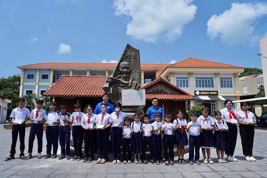 Vietnamese, Lao, and Cambodian Youth Highlight Responsibility and Dedication to the Community Vietnamese, Lao, and Cambodian Youth Highlight Responsibility and Dedication to the Community