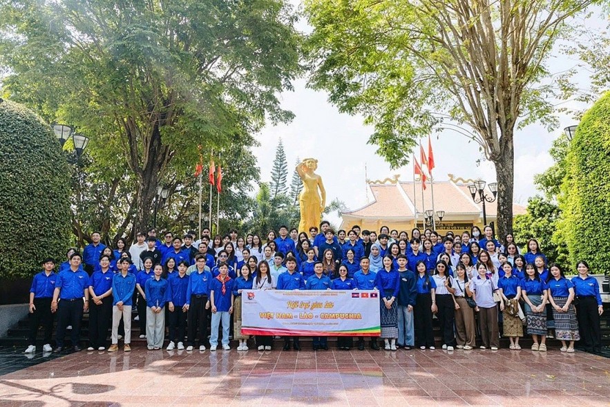 Vietnamese, Lao, and Cambodian Youth Highlight Responsibility and Dedication to the Community Vietnamese, Lao, and Cambodian Youth Highlight Responsibility and Dedication to the Community