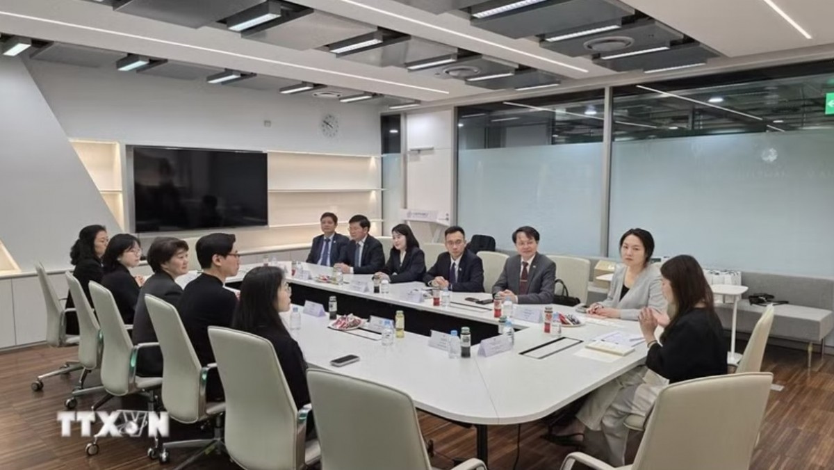 Connecting Vietnamese Students in the Republic of Korea with Businesses Connecting Vietnamese Students in the Republic of Korea with Businesses