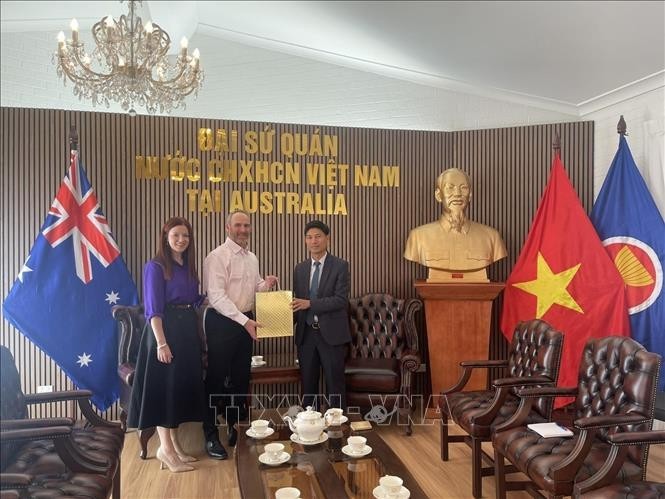 Glenn Mathews and his wife presented the diary of martyr Võ Văn Công to a representative of the Embassy of Vietnam in Australia—Minister-Counselor Nghiêm Xuân Hòa. (Photo: VNA)