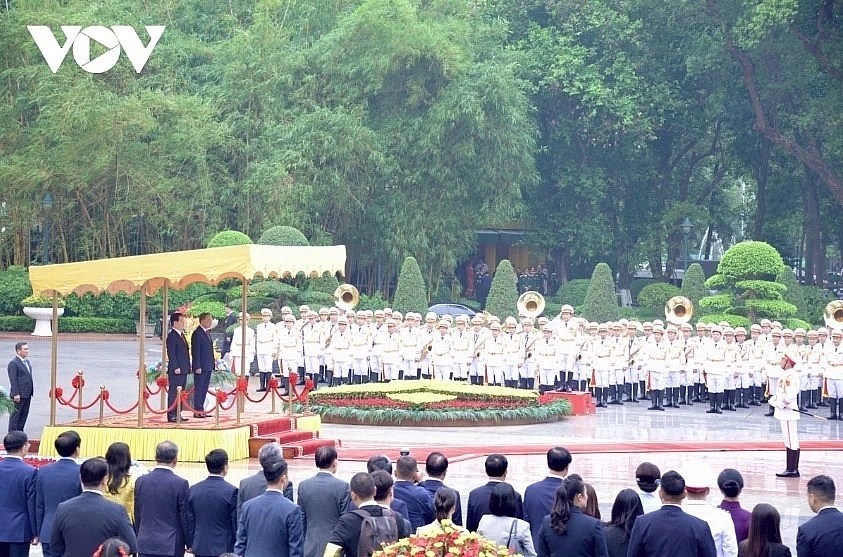 Party General Secretary and State President To Lam and President Lee Jae Myung stand on the podium of honour as military bands play the national anthems of the two countries. Party General Secretary and State President To Lam and President Lee Jae Myung stand on the podium of honour as military bands play the national anthems of the two countries.