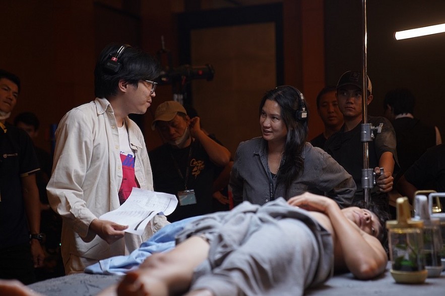 Director Nguyen Thien An and cinematographer Chananun Chotrungroj on the set of “Dream Is a Snail.” Director Nguyen Thien An and cinematographer Chananun Chotrungroj on the set of “Dream Is a Snail.”