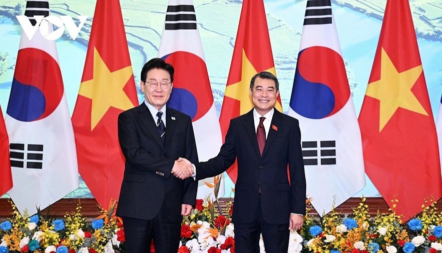 Vietnamese Prime Minister Le Minh Hung (R) and visiting RoK President Lee Jae-myung pose for a photo ahead of their meeting in Hanoi on April 23 Vietnamese Prime Minister Le Minh Hung (R) and visiting RoK President Lee Jae-myung pose for a photo ahead of their meeting in Hanoi on April 23