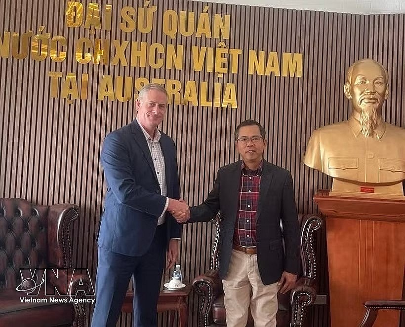 Vietnamese Ambassador to Australia Pham Hung Tam (right) meets with Simon White, President of the Australia–Vietnam Business Council Queensland (AVBCQ), at the Vietnamese Embassy in Canberra. (Photo: VNA) Vietnamese Ambassador to Australia Pham Hung Tam (right) meets with Simon White, President of the Australia–Vietnam Business Council Queensland (AVBCQ), at the Vietnamese Embassy in Canberra. (Photo: VNA)