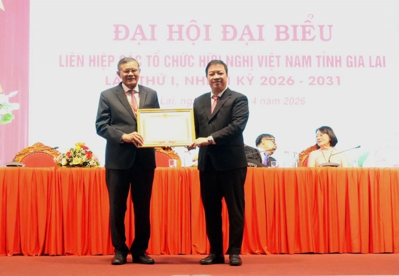 Nguyen Ngoc Hung, Vice President of the Viet Nam Union of Friendship Organizations, presents a Certificate of Merit from the Viet Nam Union of Friendship Organizations to Mr. Mai Thanh Thang, President of the Gia Lai Union of Friendship Organizations for the 2020–2025 term. (Photo: Kim Loan Nguyen Ngoc Hung, Vice President of the Viet Nam Union of Friendship Organizations, presents a Certificate of Merit from the Viet Nam Union of Friendship Organizations to Mr. Mai Thanh Thang, President of the Gia Lai Union of Friendship Organizations for the 2020–2025 term. (Photo: Kim Loan