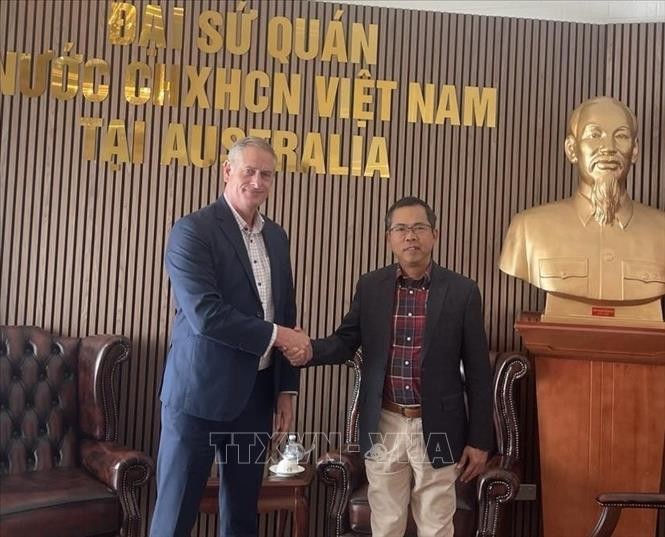 Vietnam’s Ambassador to Australia Pham Hung Tam (right) meets Simon White, Chairman of the Australia–Vietnam Business Council Queensland (AVBCQ), at the Embassy of Vietnam in Canberra. (Photo: VNA) Vietnam’s Ambassador to Australia Pham Hung Tam (right) meets Simon White, Chairman of the Australia–Vietnam Business Council Queensland (AVBCQ), at the Embassy of Vietnam in Canberra. (Photo: VNA)