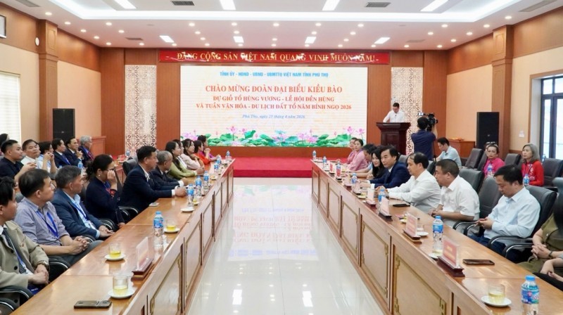 Overseas Vietnamese Return to Ancestral Land to Pay Tribute to Hung Kings Overseas Vietnamese Return to Ancestral Land to Pay Tribute to Hung Kings