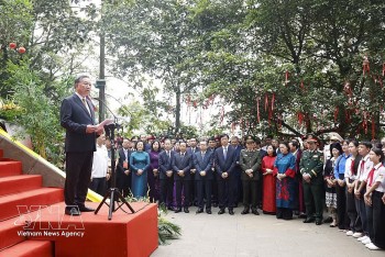 Top Leader Offers Incense in Commemoration of Hung Kings in Phu Tho