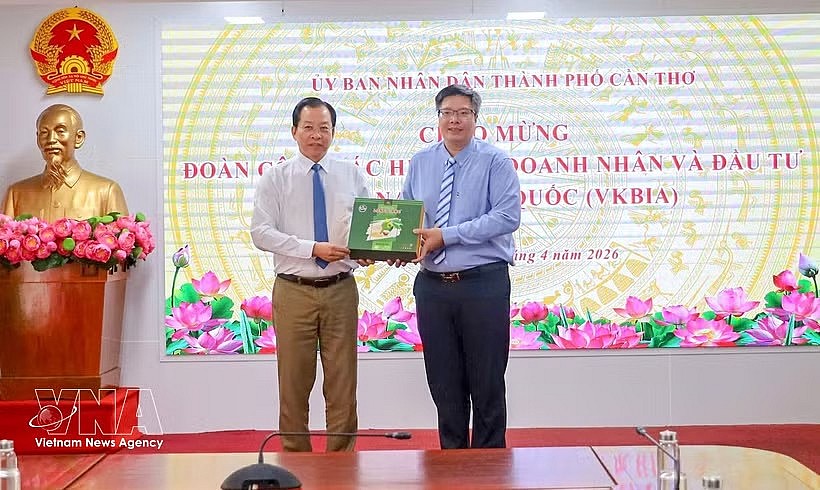 Vice Chairman of the municipal People’s Committee Vuong Quoc Nam and Chairman of the Vietnam–Korea Business and Investment Association Tran Hai Linh pose for a commemorative photo. (Photo: VNA) Vice Chairman of the municipal People’s Committee Vuong Quoc Nam and Chairman of the Vietnam–Korea Business and Investment Association Tran Hai Linh pose for a commemorative photo. (Photo: VNA)