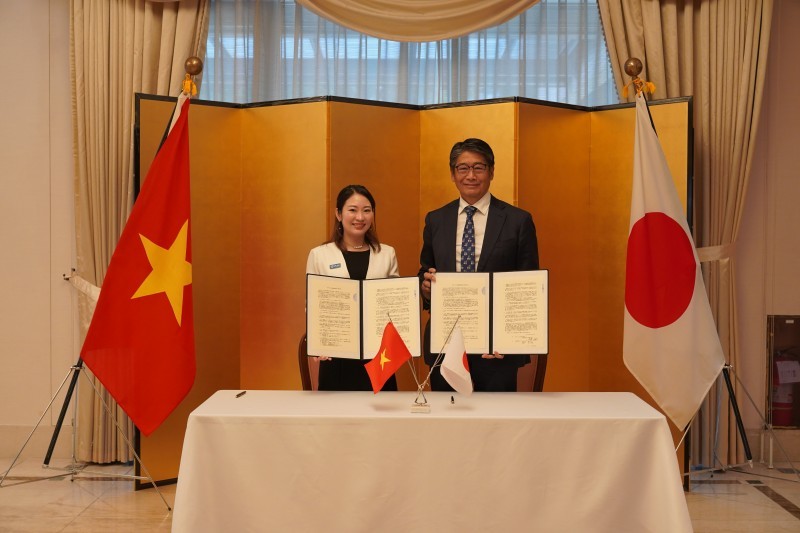 Japanese Ambassador to Vietnam Ito Naoki and representatives of Plan International Japan exchanged signed cooperation documents aimed at supporting the improvement of learning environments for ethnic minority children. Japanese Ambassador to Vietnam Ito Naoki and representatives of Plan International Japan exchanged signed cooperation documents aimed at supporting the improvement of learning environments for ethnic minority children.