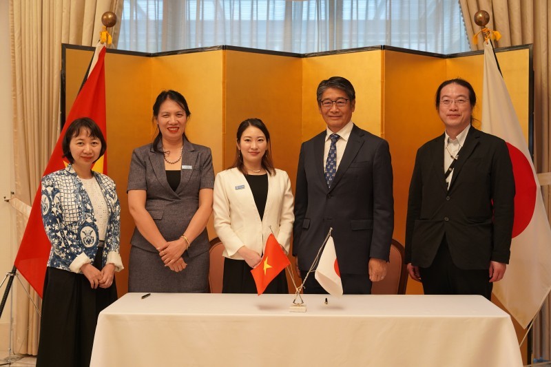 Japanese Ambassador to Vietnam Ito Naoki posed for a photo with representatives of Plan International Japan. Japanese Ambassador to Vietnam Ito Naoki posed for a photo with representatives of Plan International Japan.