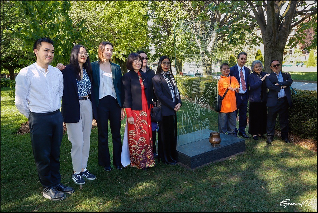 The memorial plaque dedicated to victims of Agent Orange/dioxin at Choisy Park. (Photo: Gerard Memmi) The memorial plaque dedicated to victims of Agent Orange/dioxin at Choisy Park. (Photo: Gerard Memmi)