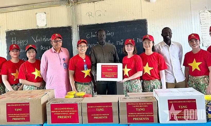 Representatives of Vietnam's Engineering Unit Rotation 4 present gifts to pupils at the Abyei secondary school. (Photo: qdnd.vn)