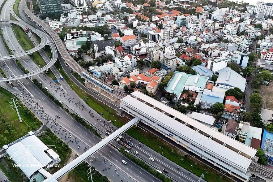 A metro train arrives at Rach Chiec Station on Metro Line No. 1 (Ben Thanh – Suoi Tien). (Photo: VNA) A metro train arrives at Rach Chiec Station on Metro Line No. 1 (Ben Thanh – Suoi Tien). (Photo: VNA)