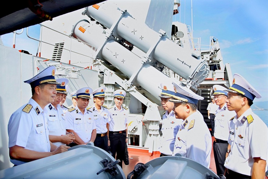 Vice Admiral Nguyen An Phong (far left) inspects combat readiness at a surface ship unit under Naval Region 4. Vice Admiral Nguyen An Phong (far left) inspects combat readiness at a surface ship unit under Naval Region 4.